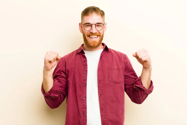 Jonge Roodharige Man Voelt Zich Gelukkig Positief Succesvol Vieren Overwinning — Stockfoto