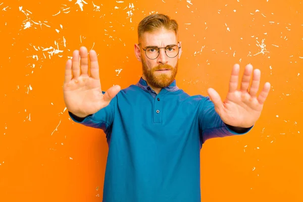 Junger Mann Mit Rotem Kopf Der Ernst Unglücklich Wütend Und — Stockfoto