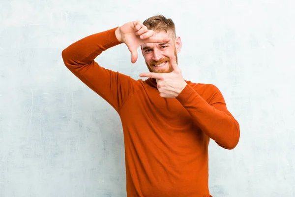 Jonge Rode Kop Man Draagt Schildpad Nek Zich Gelukkig Vriendelijk — Stockfoto