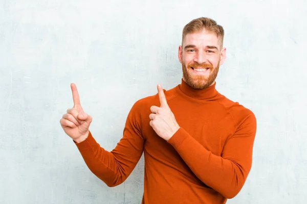 Jovem Cabeça Vermelha Homem Vestindo Pescoço Tartaruga Sorrindo Feliz Apontando — Fotografia de Stock