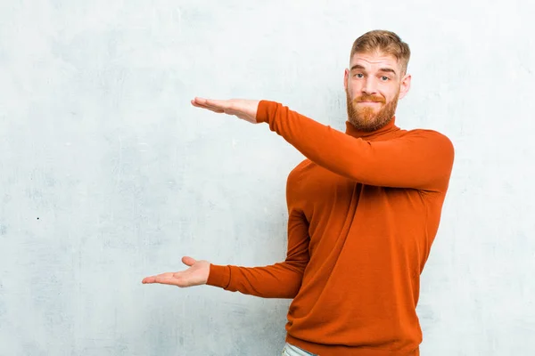 Giovane Uomo Testa Rossa Con Collo Tartaruga Che Tiene Oggetto — Foto Stock