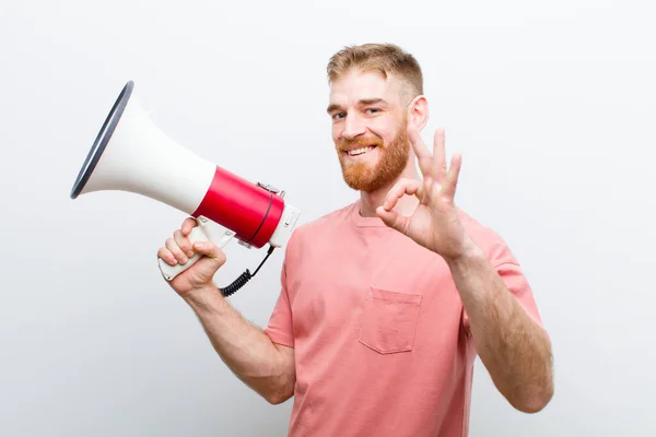 Junger Roter Mann Mit Megafon Vor Weißem Hintergrund — Stockfoto