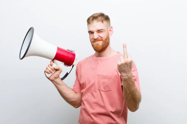 Jeune Homme Tête Rouge Avec Mégaphone Sur Fond Blanc — Photo