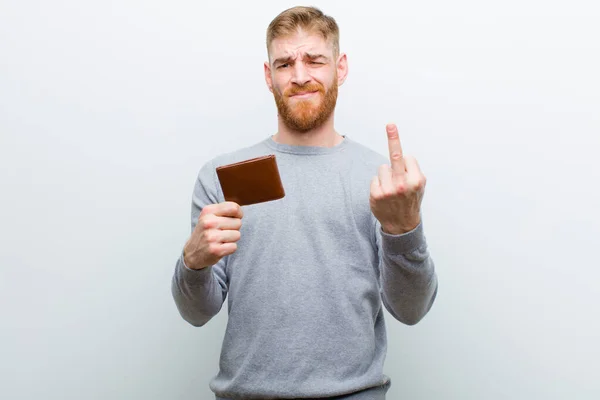 白い背景に財布を持つ若い赤い頭の男 — ストック写真