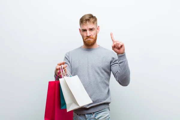 Jovem Homem Cabeça Vermelha Com Sacos Compras Contra Fundo Branco — Fotografia de Stock