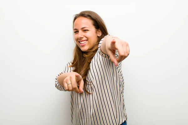 Ung Kvinna Känner Sig Glad Och Säker Pekar Kameran Med — Stockfoto