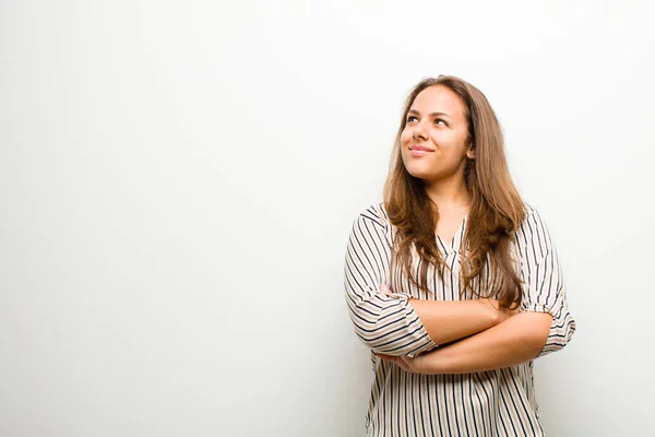 Jonge Vrouw Voelt Zich Gelukkig Trots Hoopvol Zich Afvragend Denkend — Stockfoto