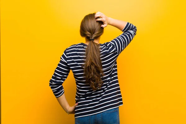 Junge Hübsche Frau Ahnungslos Und Verwirrt Eine Lösung Denkend Mit — Stockfoto