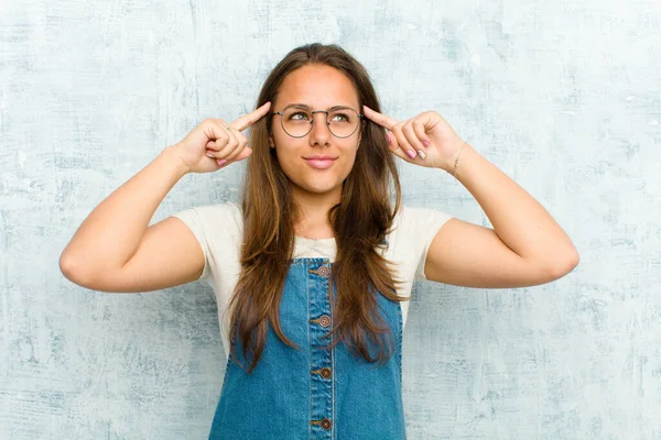 Jovem Mulher Bonita Sentindo Confuso Duvidoso Concentrando Uma Ideia Pensando — Fotografia de Stock