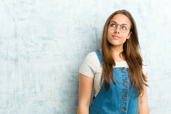 Joven Mujer Bonita Con Una Expresión Preocupada Confusa Despistada Mirando —  Fotos de Stock