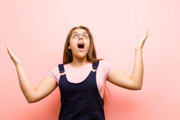 Ung Kvinna Känner Sig Glad Förvånad Lycklig Och Förvånad Firar — Stockfoto