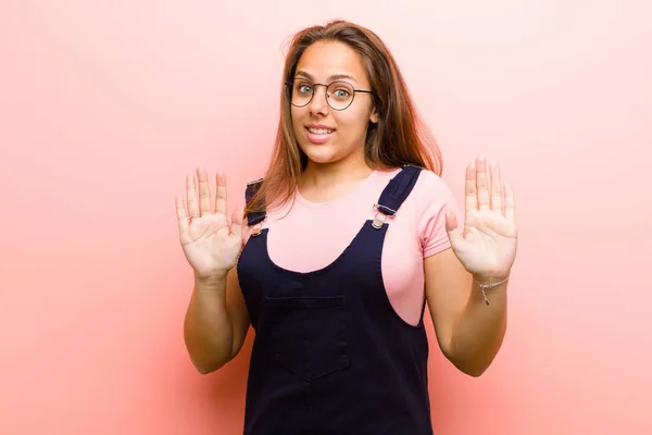 Ung Kvinna Ser Arg Irriterad Och Frustrerad Skrikande Wtf Eller — Stockfoto