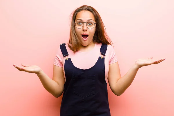 Jonge Vrouw Open Mond Verbaasd Geschokt Verbaasd Met Een Ongelooflijke — Stockfoto