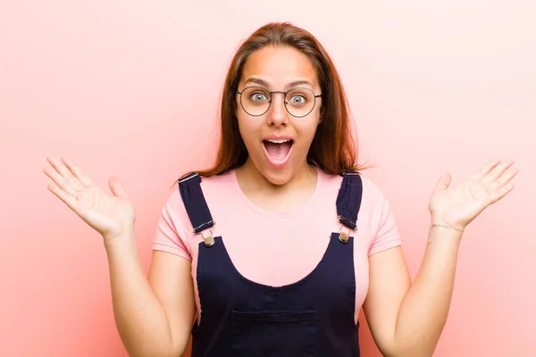 Jovem Mulher Olhando Feliz Animado Chocado Com Uma Surpresa Inesperada — Fotografia de Stock