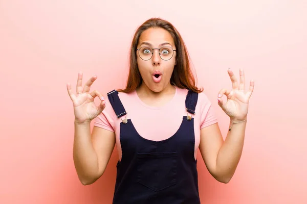 Giovane Donna Sente Scioccato Stupito Sorpreso Mostrando Approvazione Rendendo Segno — Foto Stock