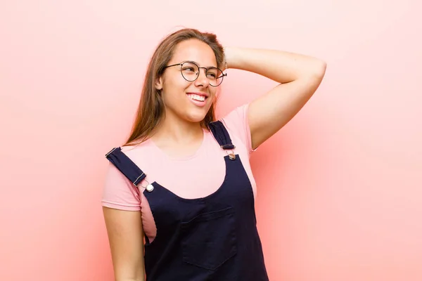 Jonge Vrouw Glimlachend Vrolijk Terloops Hand Hand Met Een Positieve — Stockfoto