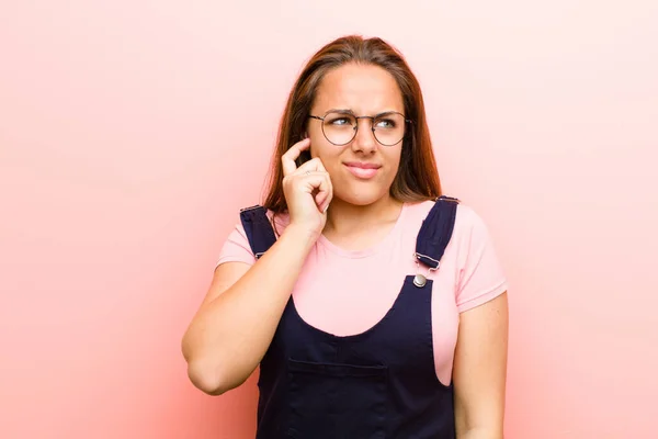 Jonge Vrouw Voelt Zich Gestrest Gefrustreerd Moe Wrijven Pijnlijke Nek — Stockfoto