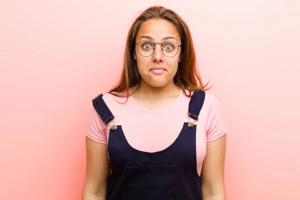 Jeune Femme Sentant Triste Stressée Bouleversée Par Une Mauvaise Surprise — Photo