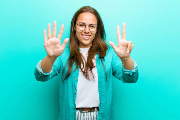 Jovem Mulher Sorrindo Olhando Amigável Mostrando Número Oito Oitavo Com — Fotografia de Stock