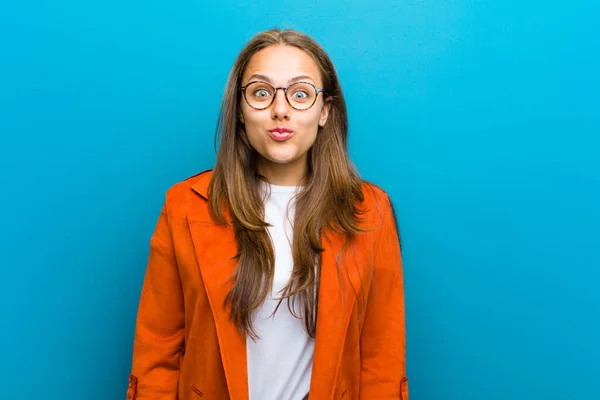 Jovem Mulher Pressionando Lábios Junto Com Bonito Divertido Feliz Linda — Fotografia de Stock