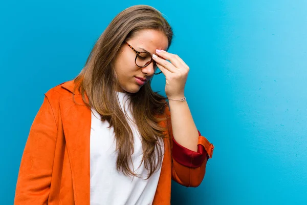 Jeune Femme Sentant Stressée Malheureuse Frustrée Touchant Front Souffrant Migraine — Photo