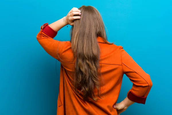 Genç Kadın Bilgisiz Kafası Karışık Bir Çözüm Düşünüyor Eli Kalçasında — Stok fotoğraf