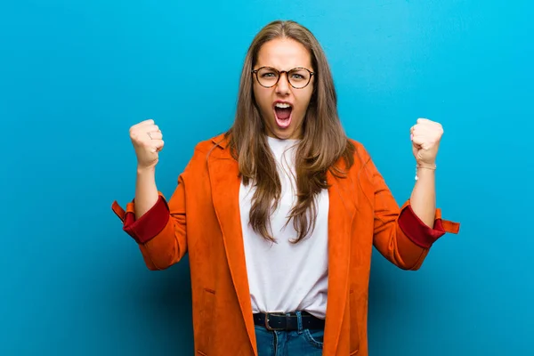 Junge Frau Schreit Aggressiv Mit Wütendem Gesichtsausdruck Oder Mit Geballten — Stockfoto