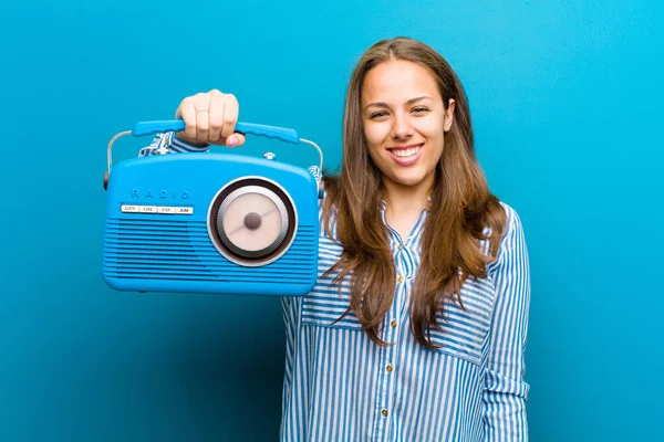青い背景にヴィンテージラジオを持つ若い女性 — ストック写真