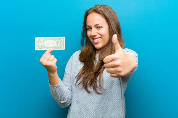 Mujer joven con cuentas contra fondo azul — Foto de Stock