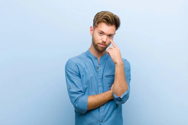 Jungunternehmer Der Sie Auge Behält Ihnen Nicht Vertraut Aufpasst Und — Stockfoto