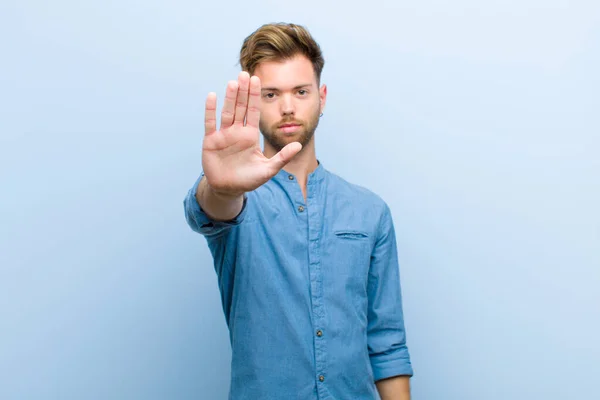 Joven Hombre Negocios Mirando Serio Severo Disgustado Enojado Mostrando Palmera — Foto de Stock