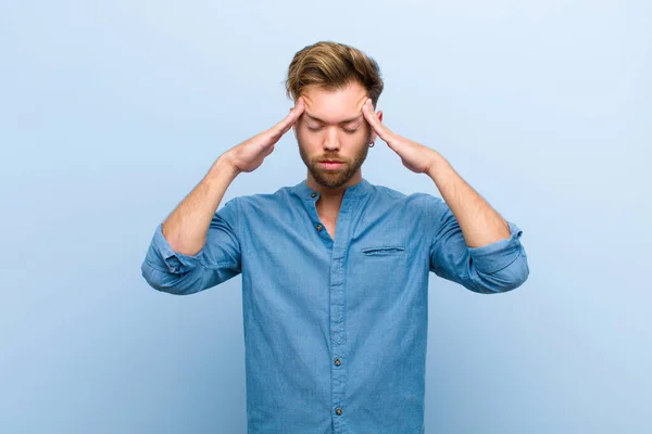 Jonge Zakenman Zoek Geconcentreerd Attent Geïnspireerd Brainstormen Fantaseren Met Handen — Stockfoto