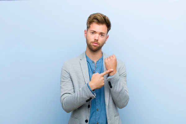 Jungunternehmer Der Ungeduldig Und Wütend Auf Die Uhr Zeigt Und — Stockfoto