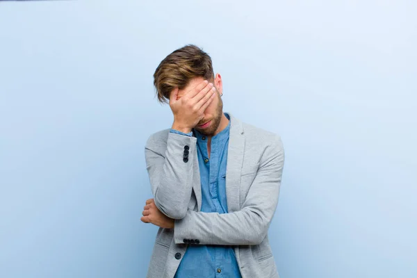 Ung Affärsman Ser Stressad Skamsen Eller Upprörd Med Huvudvärk Täcka — Stockfoto