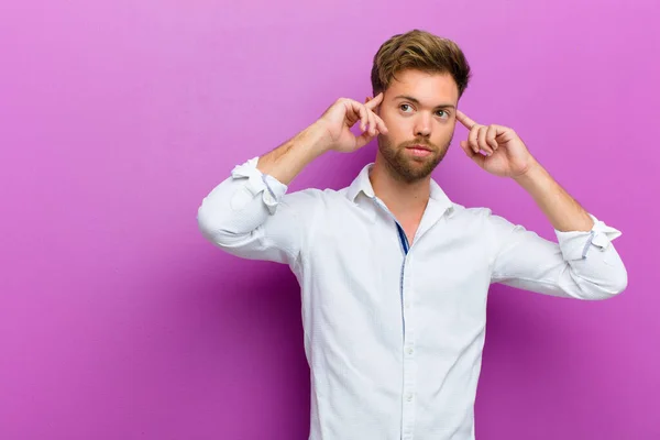 Jeune Homme Sentant Confus Douteux Concentrant Sur Une Idée Réfléchissant — Photo