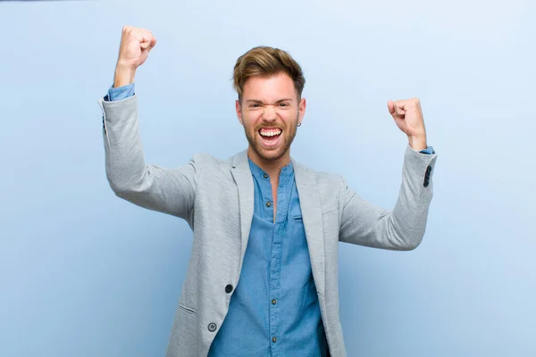 Jovem Empresário Gritando Triunfalmente Parecendo Animado Feliz Surpreso Vencedor Celebrando — Fotografia de Stock