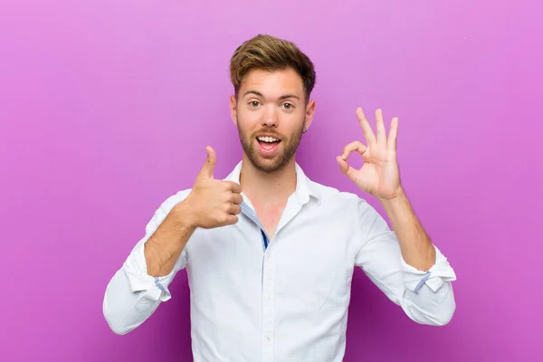 Jovem Sentindo Feliz Surpreso Satisfeito Surpreso Mostrando Polegares Para Cima — Fotografia de Stock