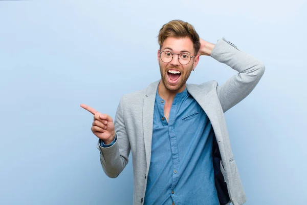 Jovem Empresário Rindo Parecendo Feliz Positivo Surpreso Percebendo Uma Ótima — Fotografia de Stock