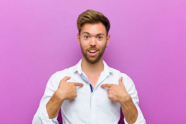 Joven Sintiéndose Feliz Sorprendido Orgulloso Señalándose Mismo Con Una Mirada — Foto de Stock