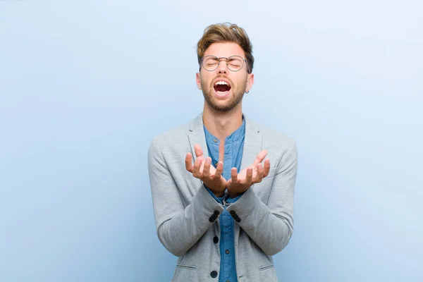 Jeune Homme Affaires Regardant Désespéré Frustré Stressé Malheureux Agacé Criant — Photo