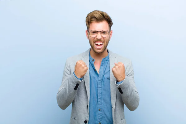 Jovem Empresário Gritando Triunfalmente Rindo Sentindo Feliz Animado Celebrar Sucesso — Fotografia de Stock