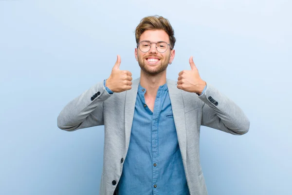 Der Junge Geschäftsmann Lächelt Breit Und Sieht Glücklich Positiv Zuversichtlich — Stockfoto