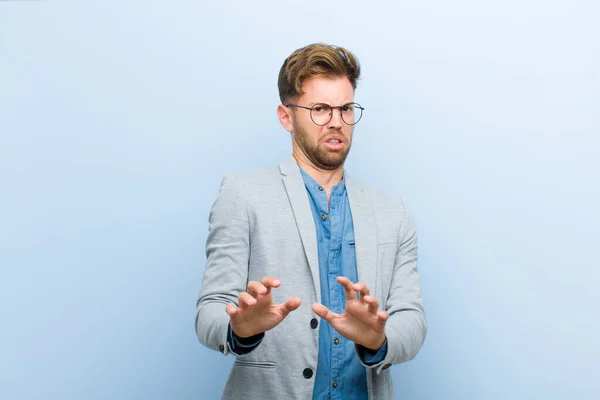 Giovane Uomo Affari Sente Disgustato Nauseato Allontanandosi Qualcosa Brutto Puzzolente — Foto Stock