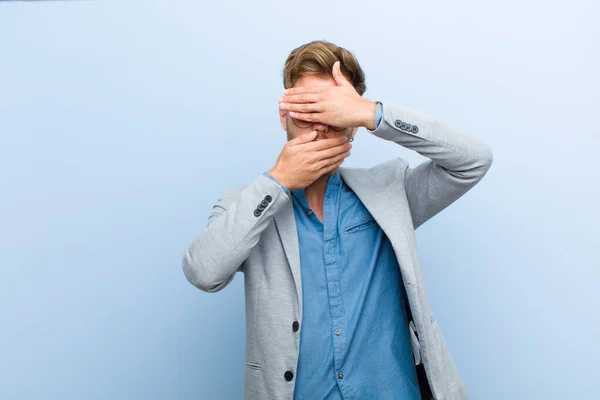 Jonge Zakenman Bedekt Gezicht Met Beide Handen Zegt Nee Tegen — Stockfoto