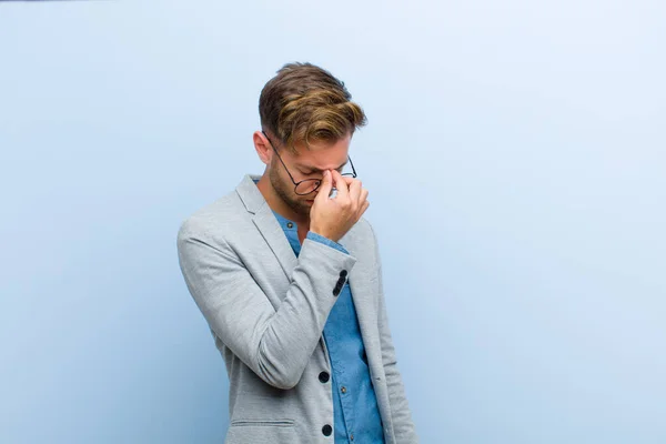 Junger Geschäftsmann Fühlt Sich Gestresst Unglücklich Und Frustriert Berührt Die — Stockfoto