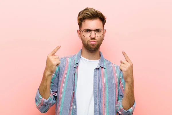 Junger Mann Mit Schlechter Einstellung Der Stolz Und Aggressiv Aussieht — Stockfoto