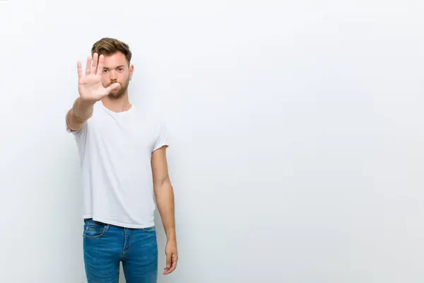 Joven Mirando Serio Severo Disgustado Enojado Mostrando Palma Abierta Haciendo — Foto de Stock