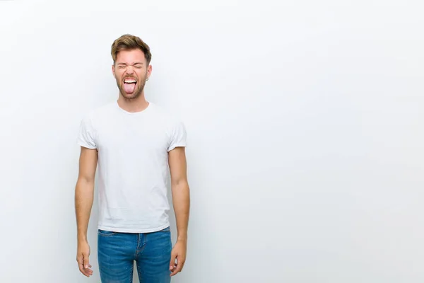 Jonge Man Met Vrolijke Zorgeloze Opstandige Houding Grappen Steken Tong — Stockfoto