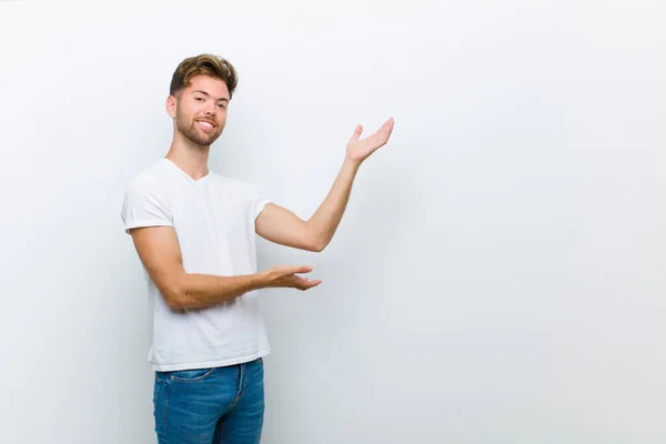 Joven Sonriendo Con Orgullo Confianza Sintiéndose Feliz Satisfecho Mostrando Concepto —  Fotos de Stock