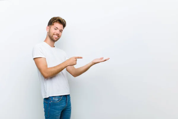 Joven Sonriendo Sintiéndose Feliz Despreocupado Satisfecho Apuntando Concepto Idea Espacio — Foto de Stock